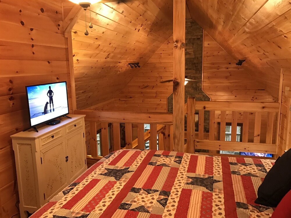 Harleys River Retreat Charming Cabin in Coosawattee River Resort Hot tub Ellijay - photo 3
