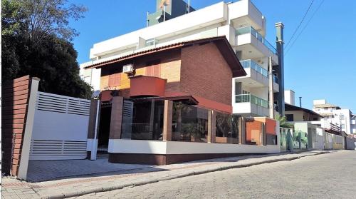 020A Sobrado de 3 quartos para alugar Bombinhas SC