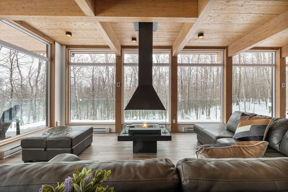 Chalet Berg Haus by Rendez Vous Mont Tremblant — 4-Star Luxury Hotel in La Conception, Canada