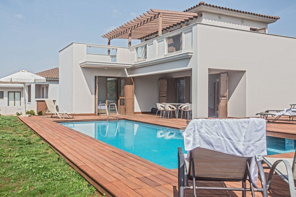 Cyprus In The Sun Celebrity Villa Hannah Murtagh 3 Gold