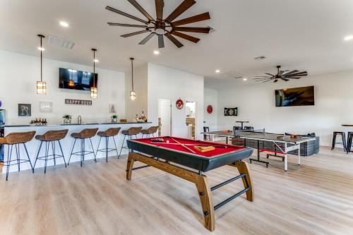 6 BDRM Wine Country Compound on 2 Acres Pool HotTub & Club House — 4-Star Luxury Hotel in Johnson, United States