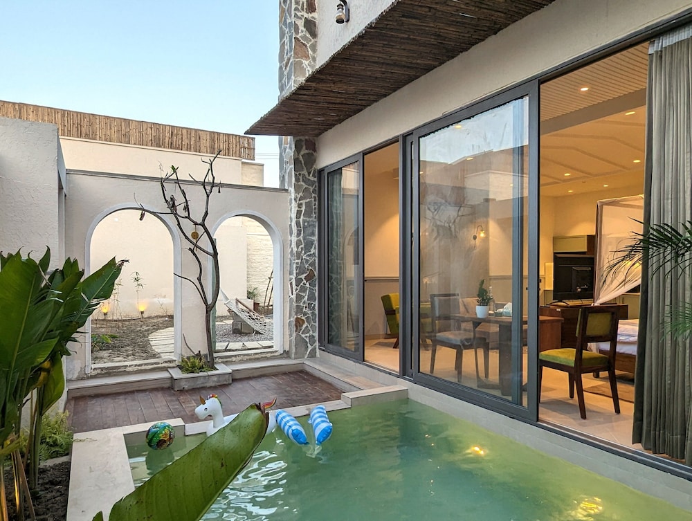 Indoor/outdoor pool