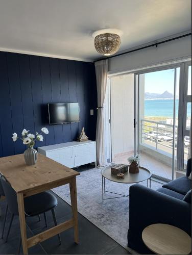 Blouberg Beachfront Apartment The Bay Apartments — 4-Star Luxury Hotel in Cape Town, South Africa