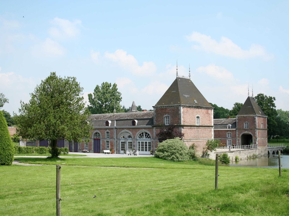 Elegant Castle Stay Havelange — 4-Star Luxury Hotel in Havelange, Belgium