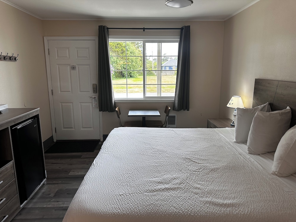 The Coastal Inn and Suites - photo 79