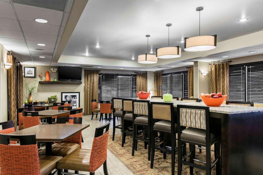Hampton Inn Kansas City Shawnee Mission - photo 3