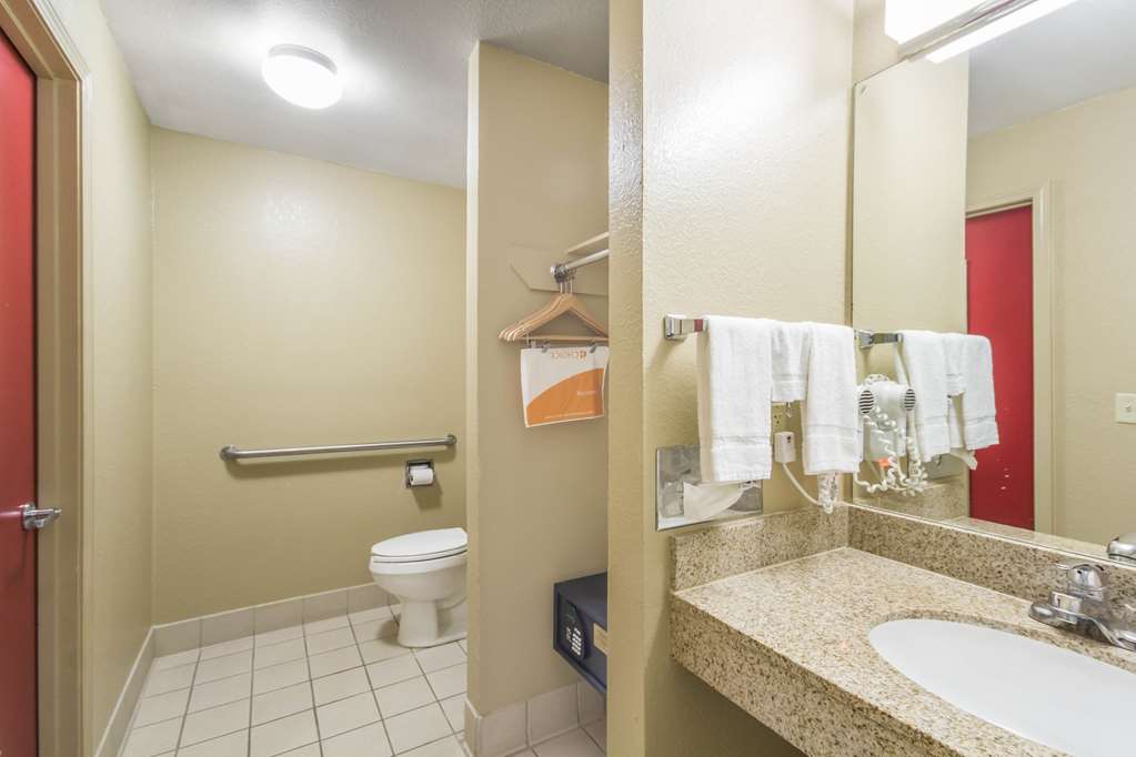 Econo Lodge Inn & Suites I 35 at Shawnee Mission - photo 37