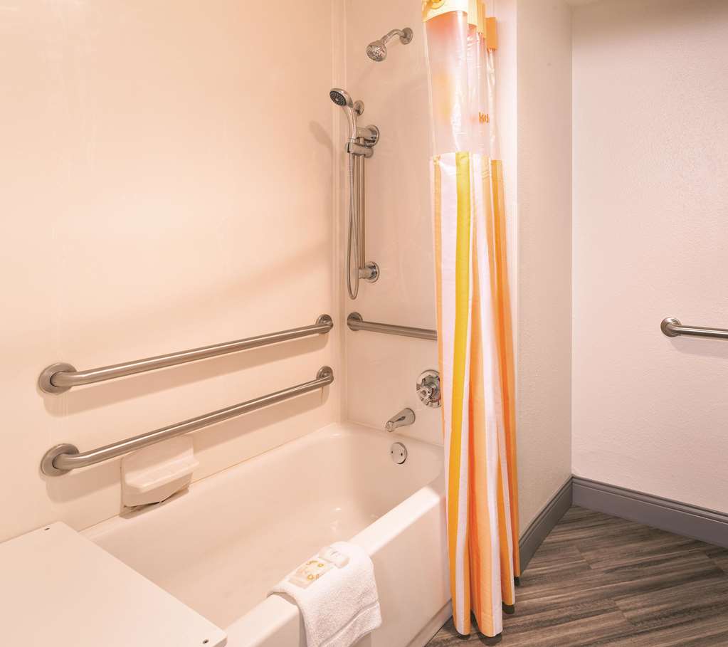 La Quinta Inn & Suites by Wyndham Miami Airport East - photo 32
