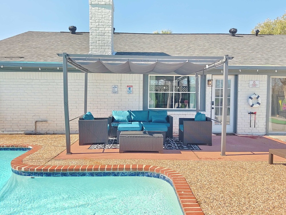 Sageview Cottage 4 BDR w Pool Pet Friendly — 4-Star Luxury Hotel in Houston, United States