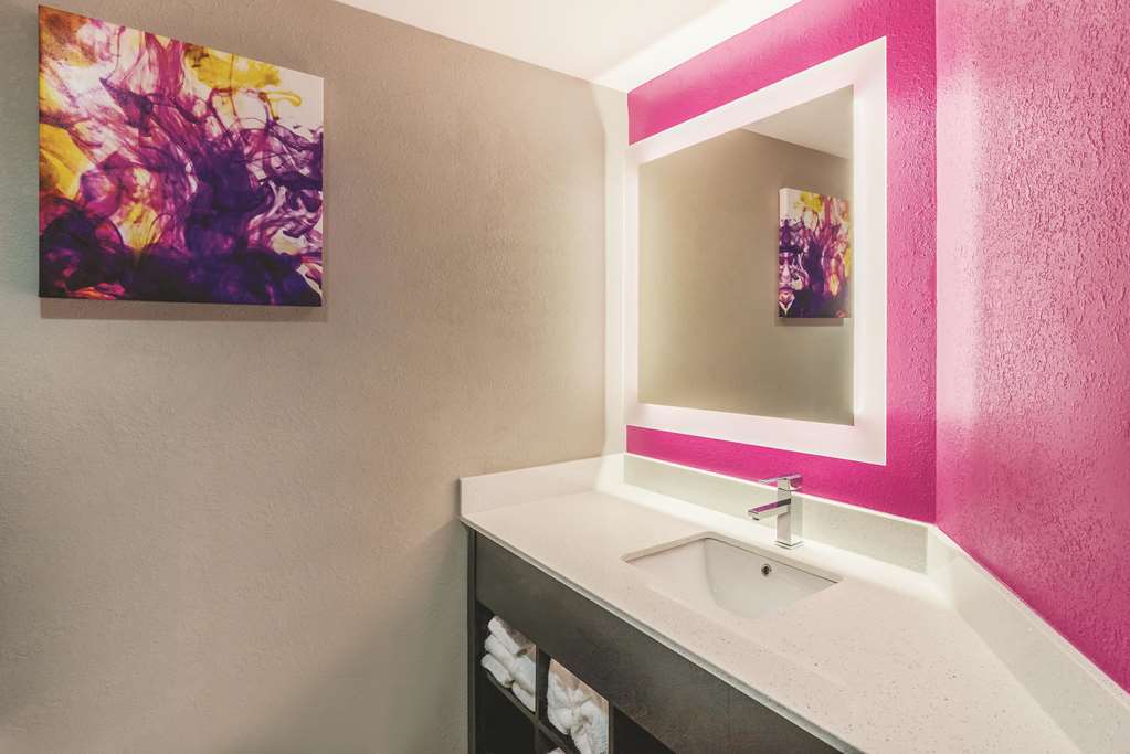 La Quinta Inn & Suites by Wyndham Chattanooga Hamilton Place - photo 27