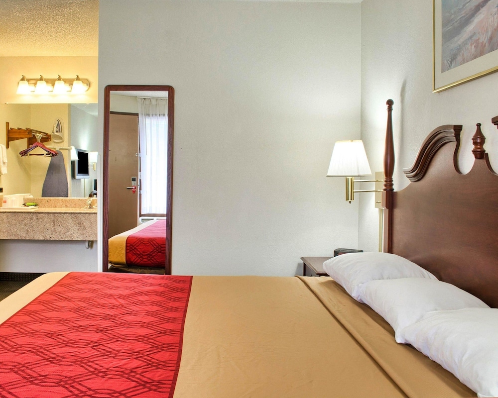Econo Lodge Richmond VA - photo 17