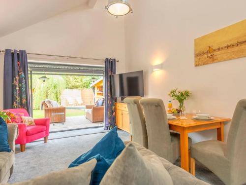 Modern and Stylish Bungalow Pass the Keys — 4-Star Luxury Hotel in Stafford, United Kingdom