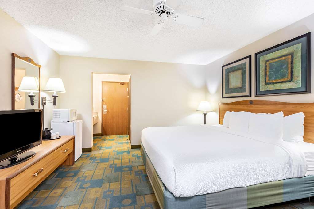 La Quinta Inn & Suites by Wyndham El Paso East - photo 11