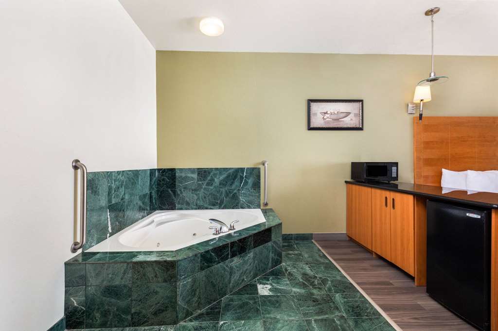 La Quinta Inn & Suites by Wyndham Tulare - photo 30