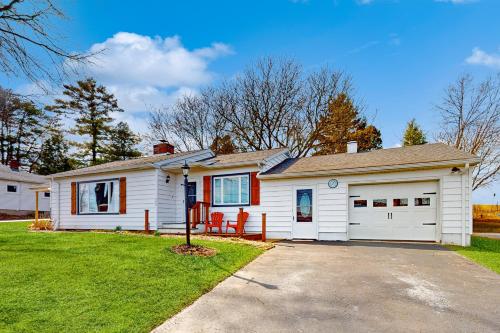 Dock Waterfront Owasco Lake Moon Rise House — 4-Star Luxury Hotel in Auburn, United States