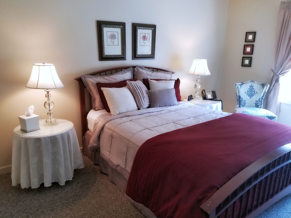 Camelot Restaurant & Inn - photo 4