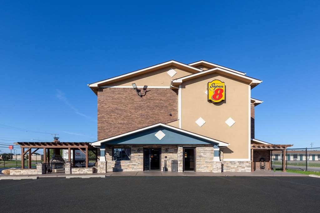 Super 8 by Wyndham Roseville Detroit Area - photo 2