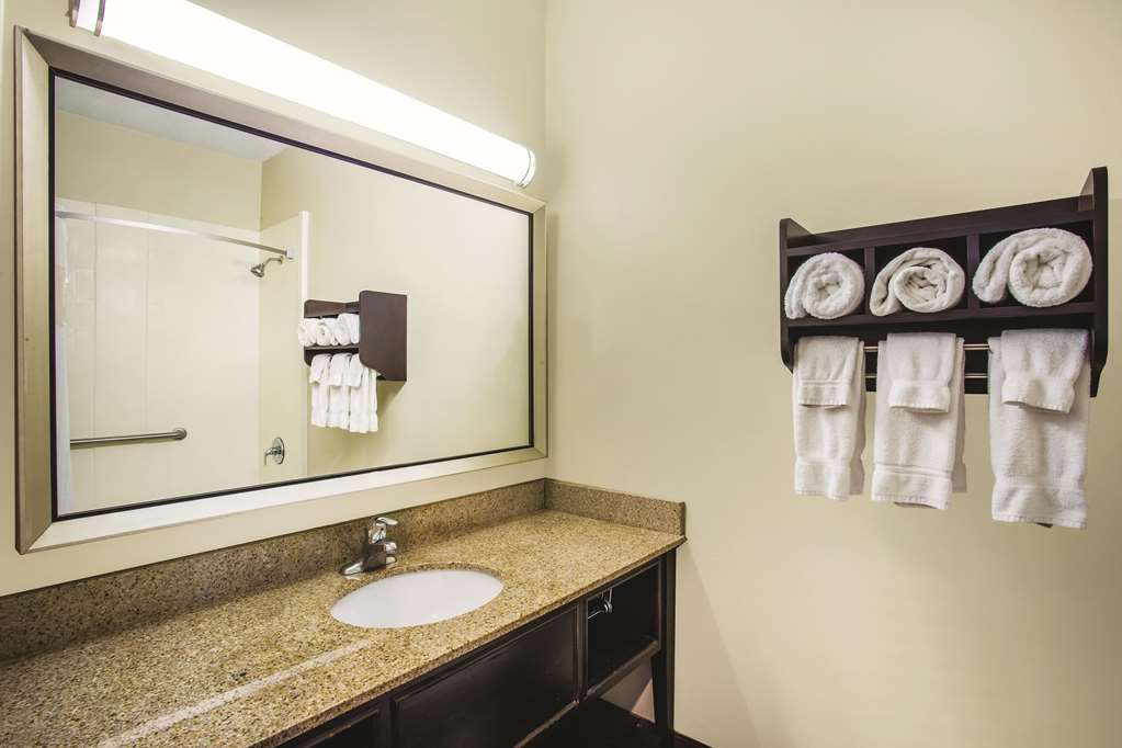 La Quinta Inn & Suites by Wyndham Evansville - photo 7