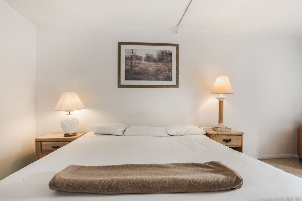Camelot Waterfront Inn - photo 13