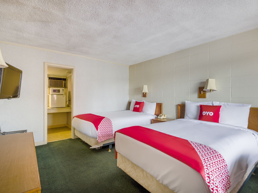 OYO Hotel Mauldin SC South Main Street - photo 17