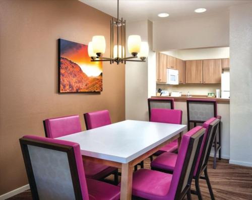 Enjoy Las Vegas Blvd with the Family in 2BD condo with resort lazy river