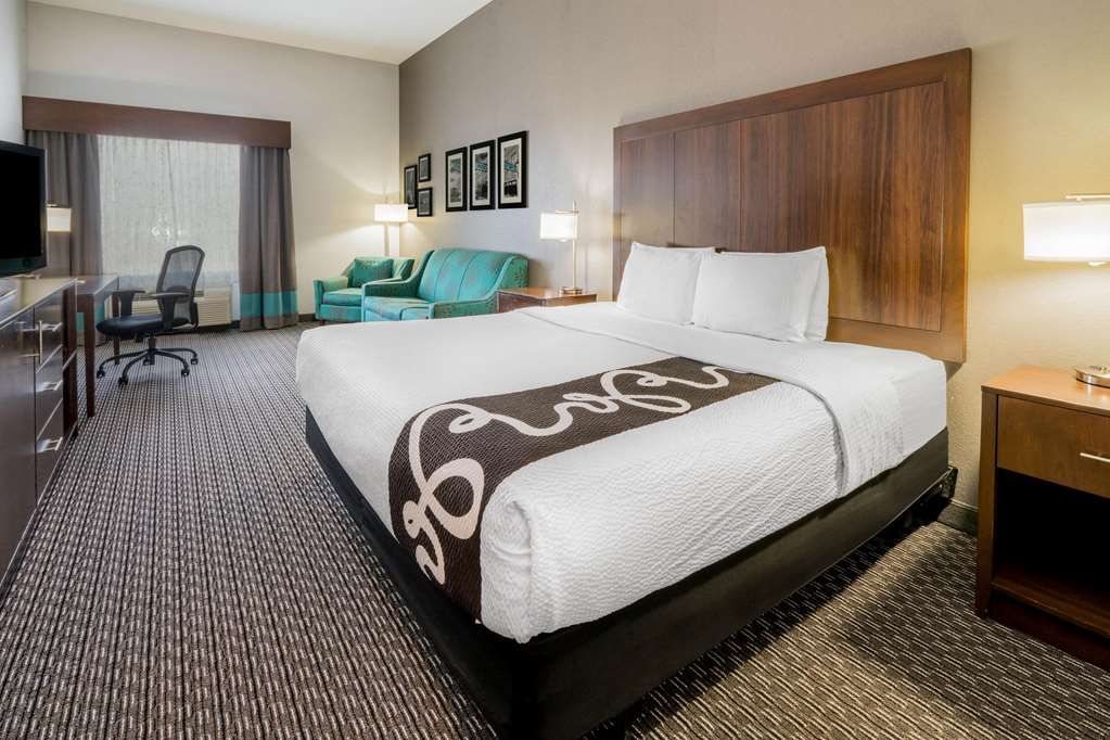 La Quinta Inn & Suites by Wyndham Fort Worth Arlington West - photo 22