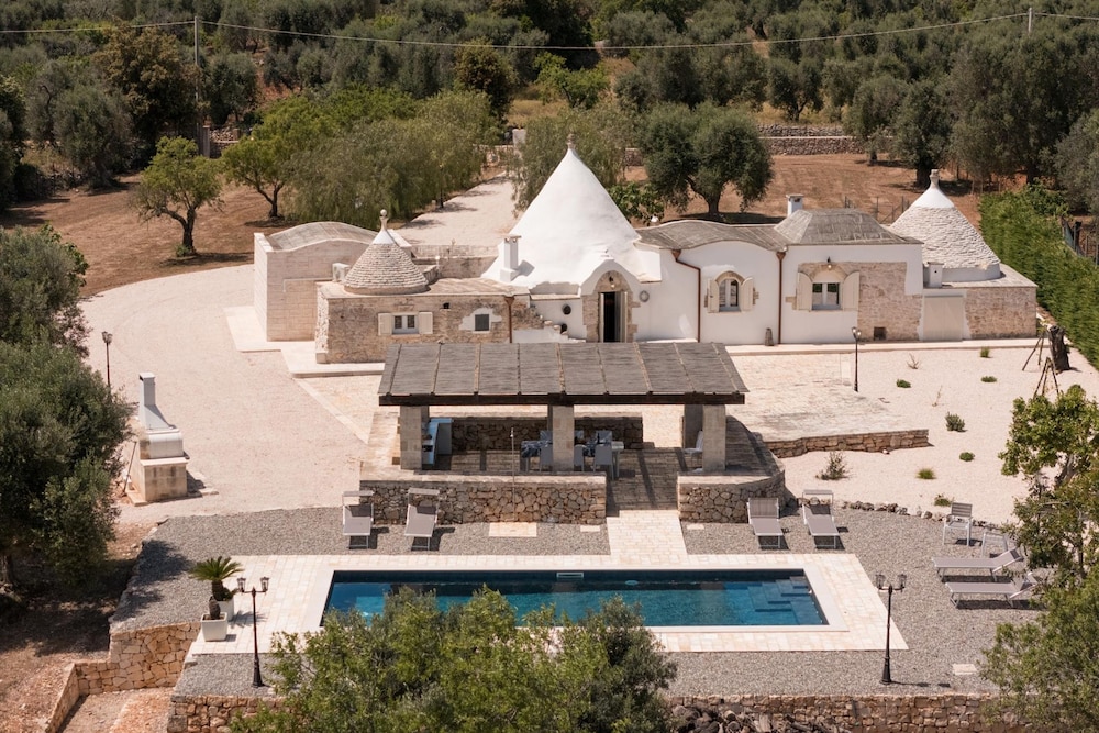 Trulli Aletheia Con Piscina Privata — Ceglie Messapica