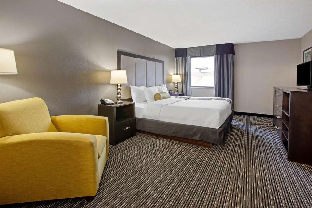 La Quinta Inn & Suites by Wyndham Detroit Metro Airport - photo 24