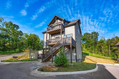 Near Dollywood With Hot Tub Game Room Home Theater — 4-Star Luxury Hotel in Sevierville, United States