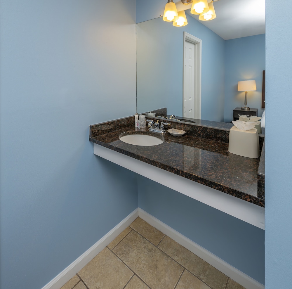 Commander Beach House Hotel - photo 13