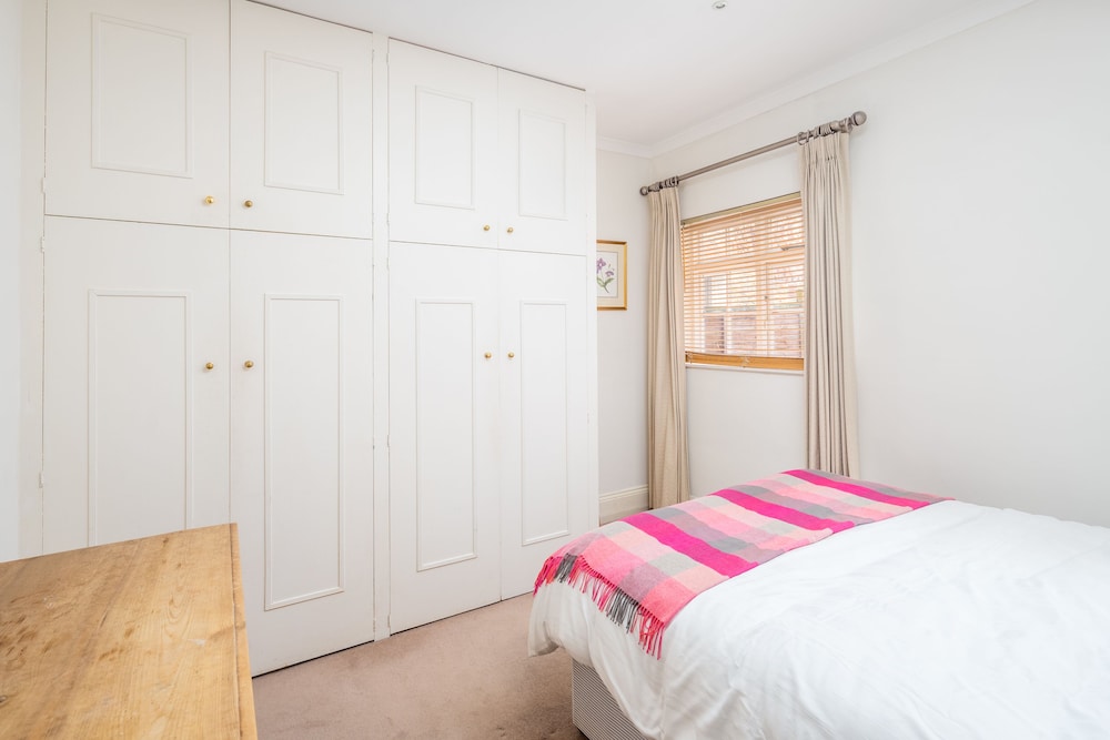 Homely 2 bed riverside flat w patio in Hammersmith — 4-Star Luxury Hotel in London, United Kingdom