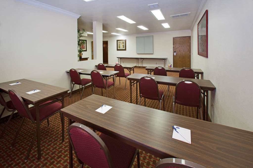 AmericInn by Wyndham Johnston Des Moines - photo 16