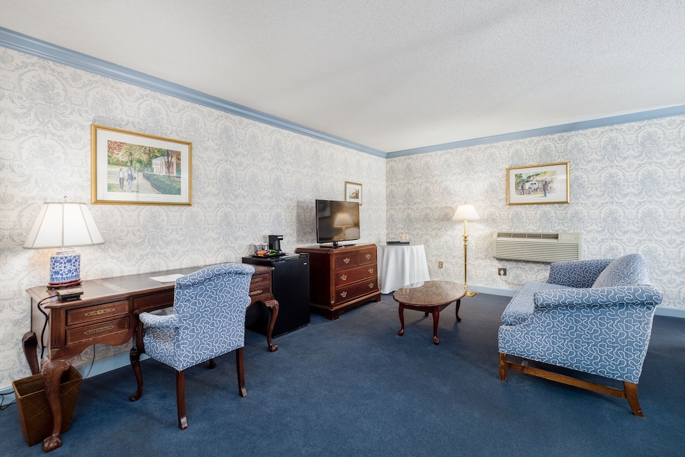 The Farmington Inn & Suites - photo 17