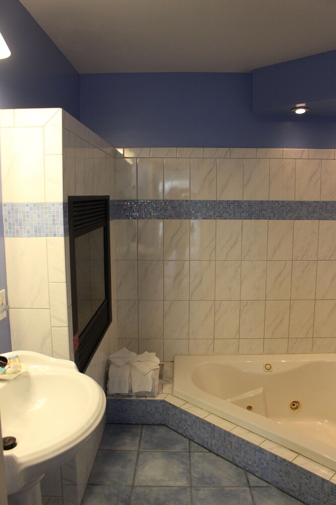 Edgewater Beach Inn - photo 53