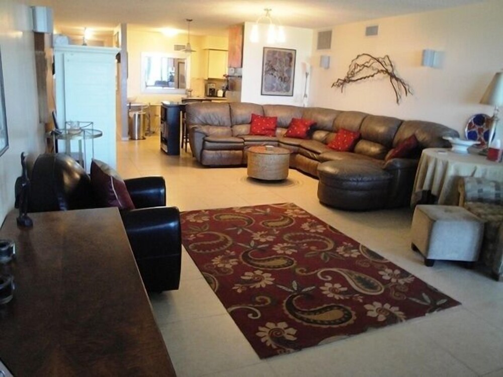 Hibiscus Oceanfront Resort - photo 14