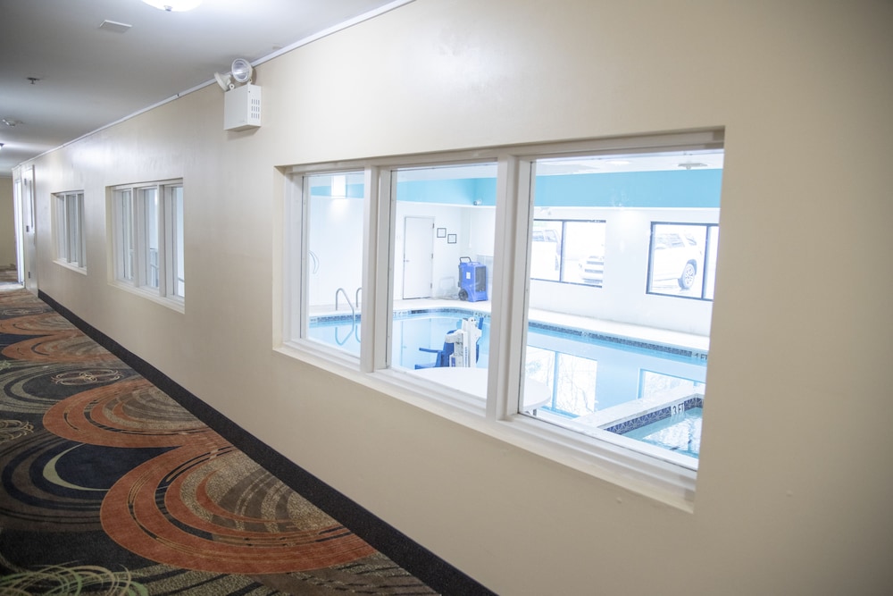 Howard Johnson Hotel & Suites by Wyndham Allentown Dorney - photo 44