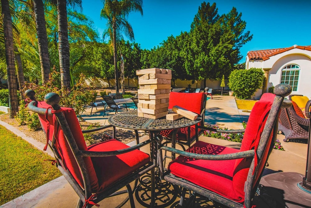 Catalina by AvantStay Private Grand Estate Backyard & Pool - photo 15