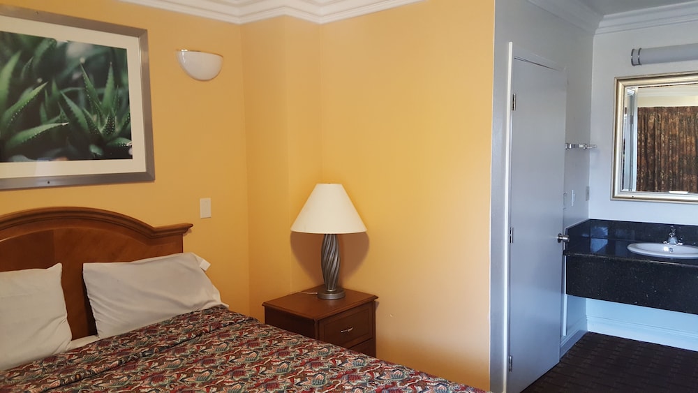 Flamingo Inn Long Beach - photo 16