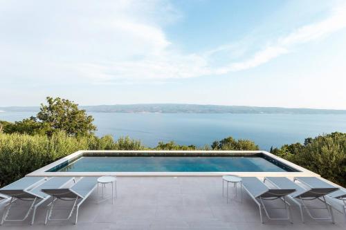 Luxury Villa Ovation heated pool sea view — 4-Star Luxury Hotel in Jesenice, Croatia