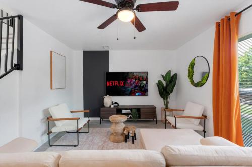 Luxurious Hidden Gem l Downtown Access l Balcony in Austin, United States