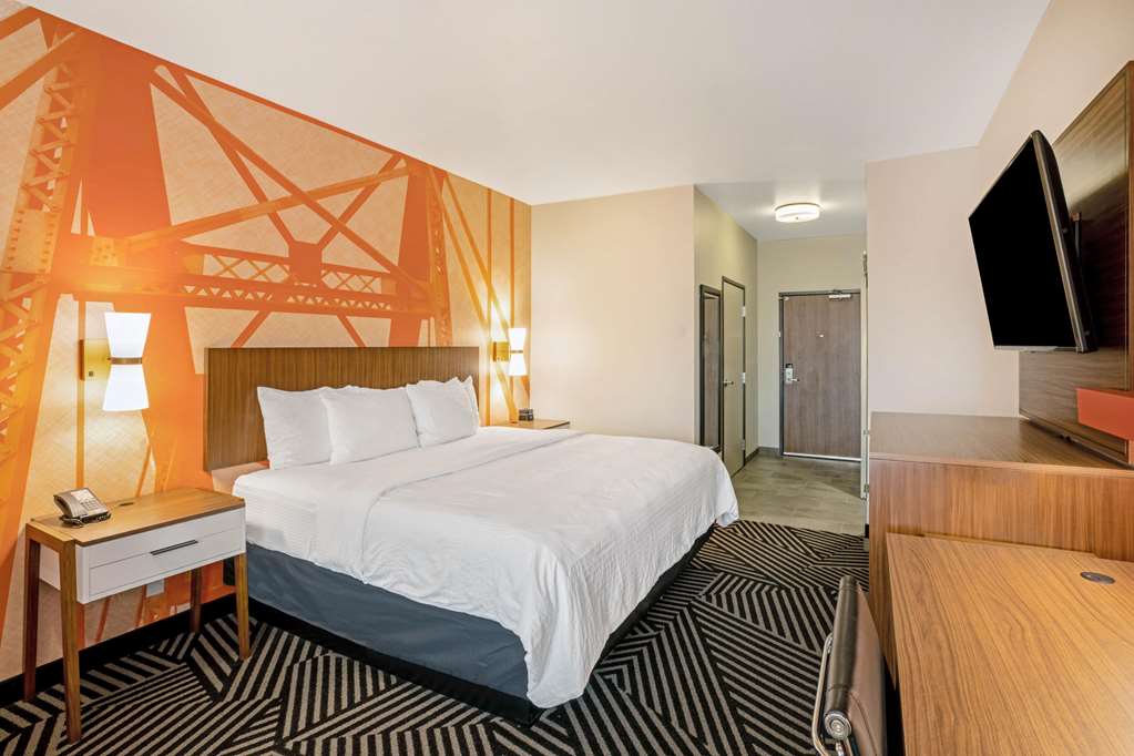 La Quinta Inn & Suites by Wyndham Waco Downtown Baylor - photo 20