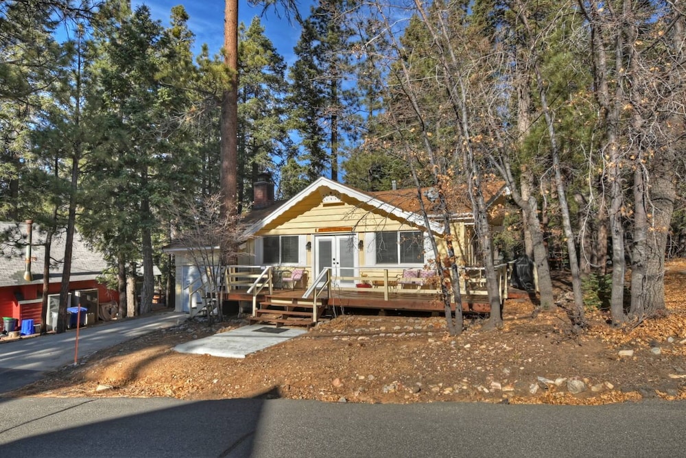 Peaceful Sunshine Chalet with Hot Tub — 5-Star Luxury Hotel in Big Bear Lake, United States