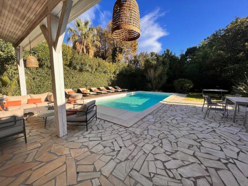 VILLA de charme avec piscine et jardin en bord de mer — 4-Star Luxury Hotel in Saint-Cyprien-Plage, France