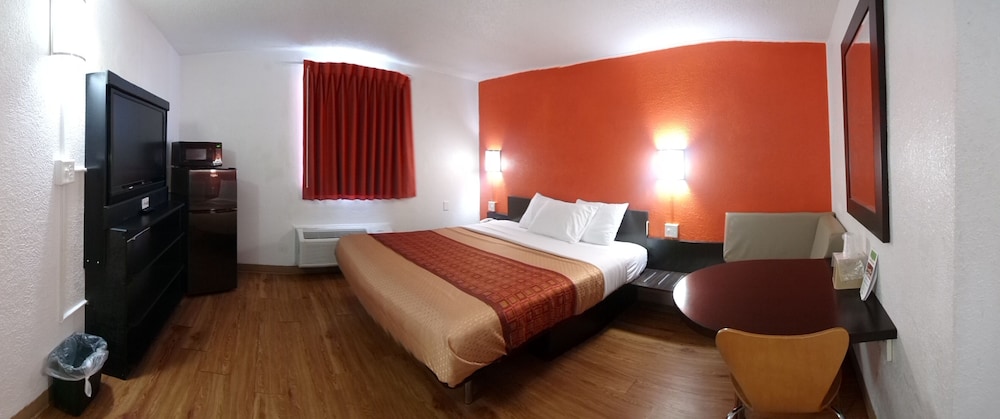 Regal 8 Inn & Suites - photo 12