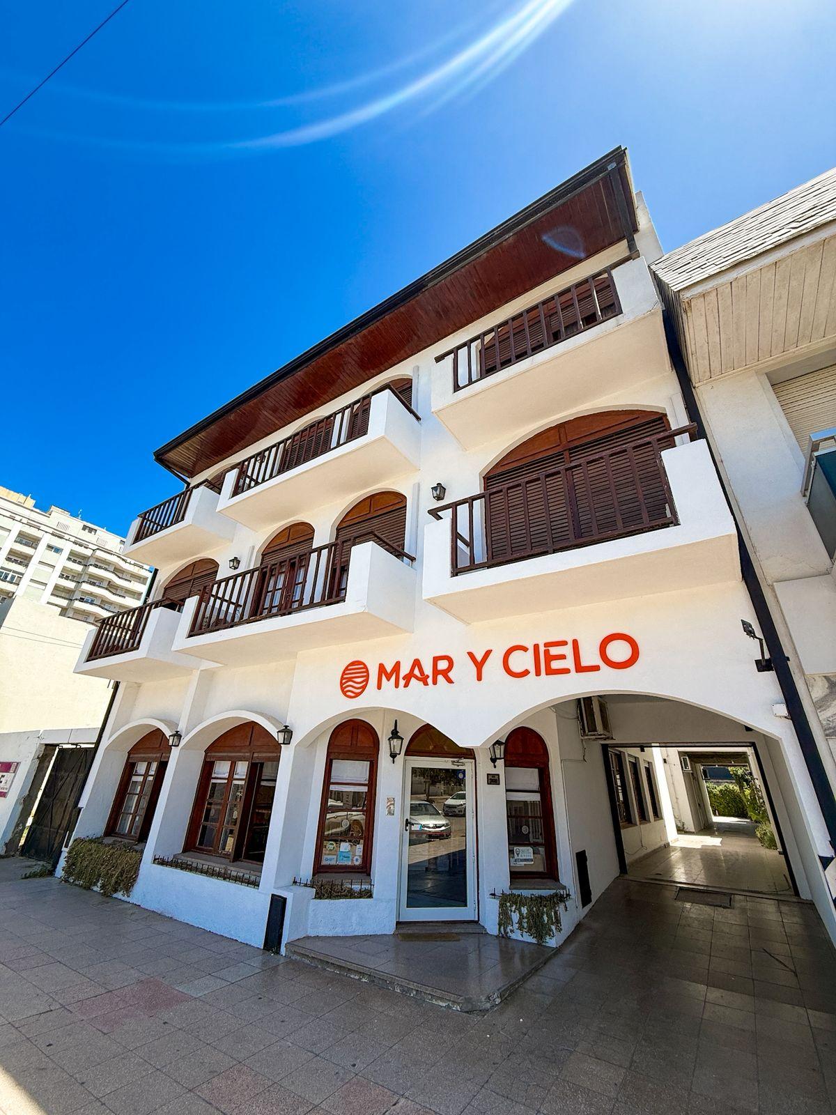 Hotel Mar y Cielo Abierto Todo el Año in Necochea, Argentina