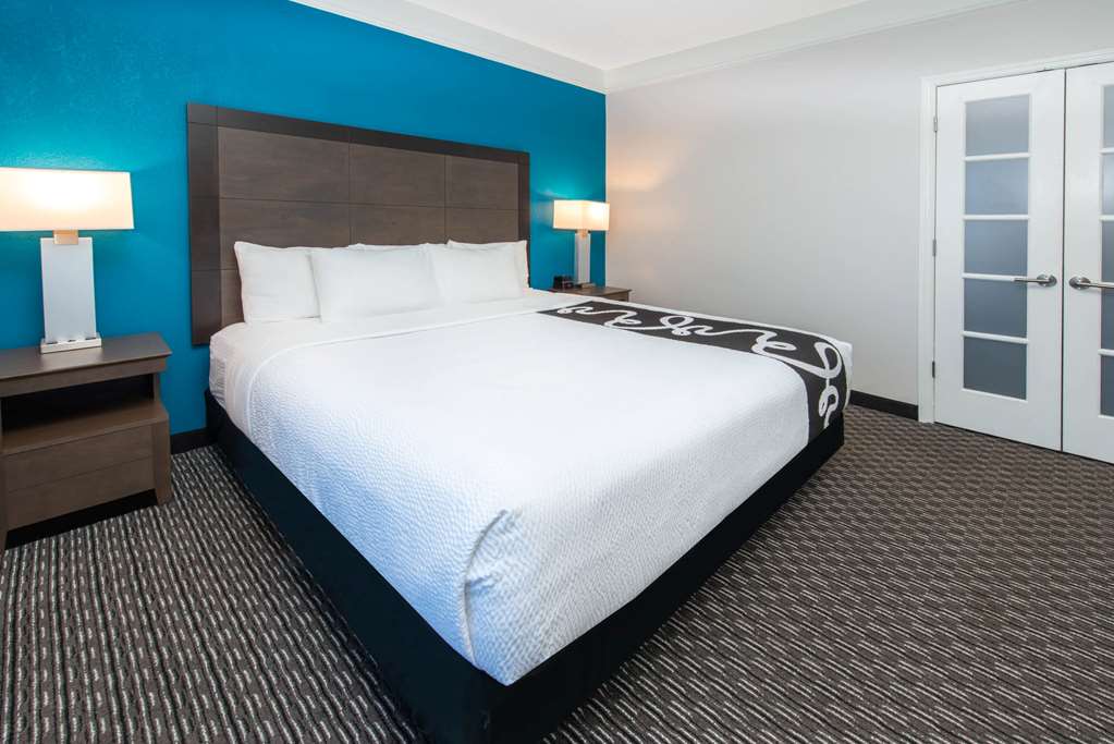 La Quinta Inn & Suites by Wyndham Tampa Brandon Regency Park - photo 28