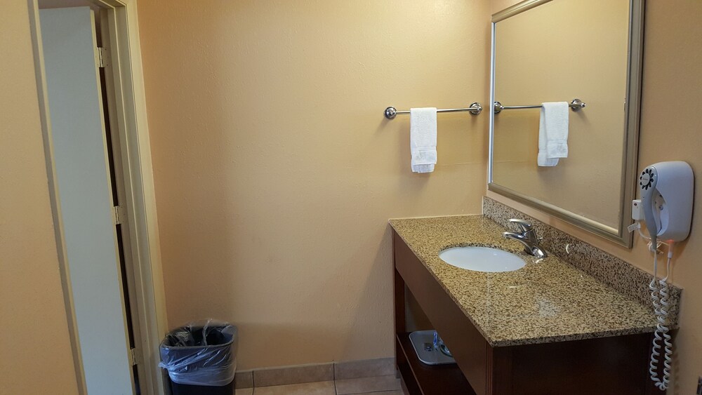 Camelot Inn - photo 12