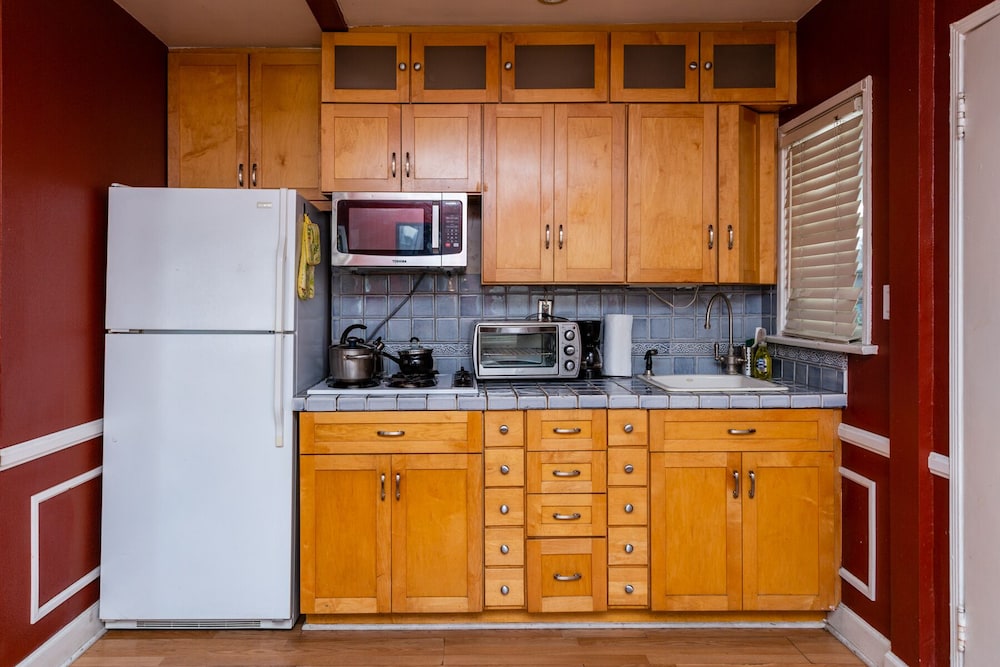 Hollywood Hills Suites - photo 24