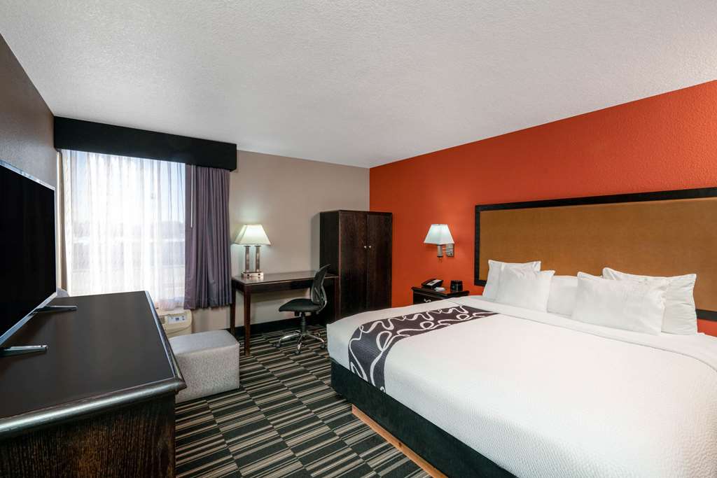 La Quinta Inn & Suites by Wyndham Memphis Airport Graceland - photo 20