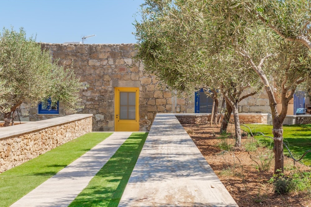 Villa Oliva Sleeps 8 with Gym — 4-Star Luxury Hotel in Xaghra, Malta